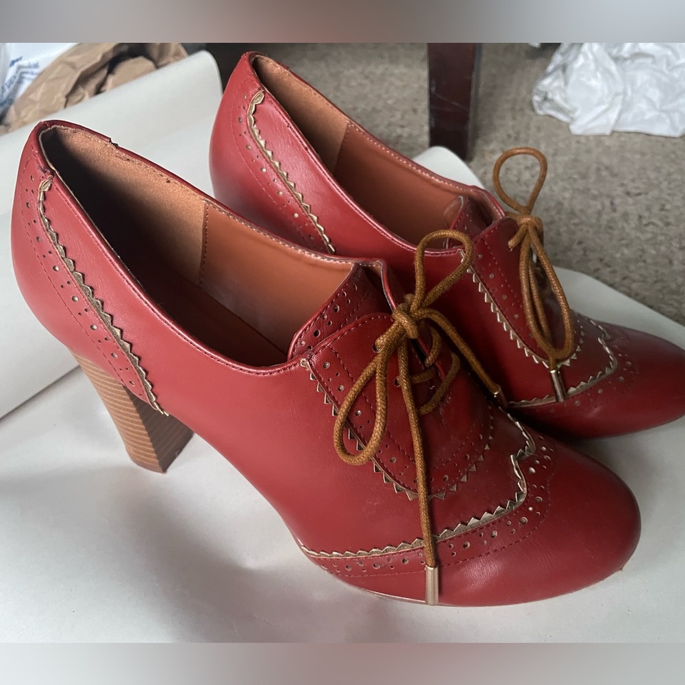 Cute retro style heels fit like a size 9